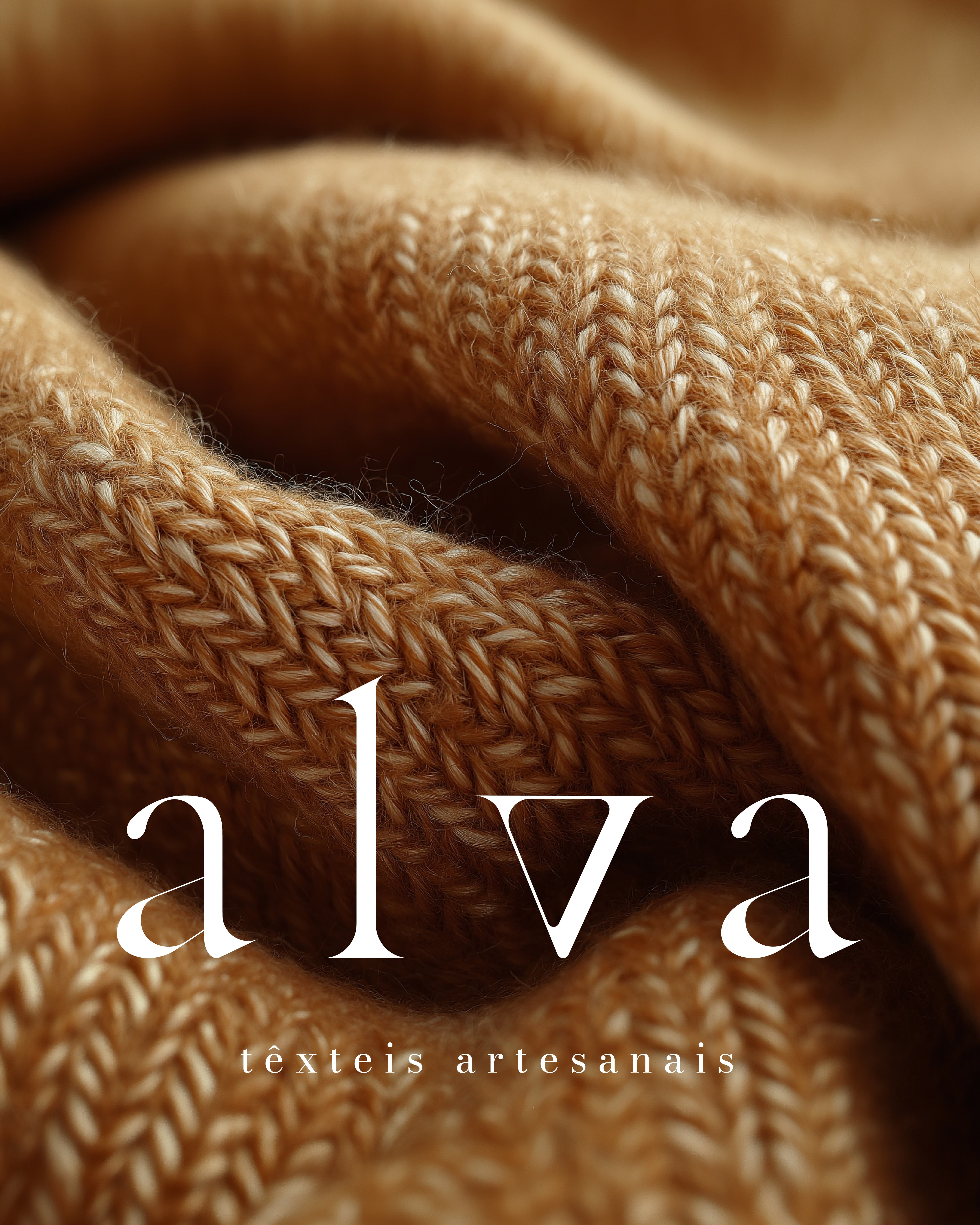 Alva têxteis — close de malha caramelo com logotipo
